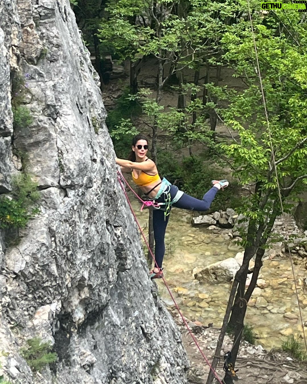 Rosa Diletta Rossi Instagram - Sul cuore ardente ci si arrampica con le carezze ☀️