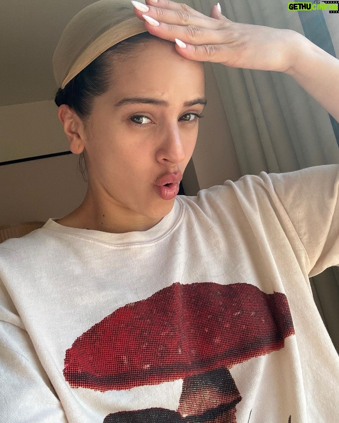 Rosalía Instagram - All is full of loooooooooove
