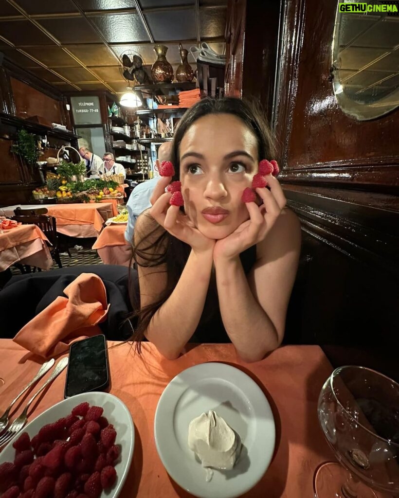 Rosalía Instagram - ADios Pariiiiii$$$&& BISESSS❤️ Paris, France