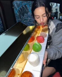Rosalía Instagram - MERCiiiiii POR TODAS LAS FELICITACIONES DE CUMPLEEE yo mas LIBRA Q NUNCA PARISELANDO EN LA CIUDAD DEL AMOR con mis mejores amigos disfrutandome esto de hacerme mayor abrazoss y bliss pa tods🤍❤️❤️🍧🍾🍧🍾🍧✨✨💫✨🎂🎂🎂 Paris, France