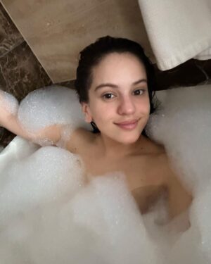 Rosalía Instagram - 🦋🩻🩹 Se terminó Motomami pero mi agradecimiento a Dios, a mi familia, a mi equipo y a todos los que me apoyáis es de x vida. Motomami ha sido un huracán que ha traído y se ha llevado tantas cosas en mi vida que no sé ni por dónde empezar. Gracias a todxs lxs motomamis del mundo x haberme dado tanto amor durante todo este tiempo. ❤️
A todos y cada uno de vosotros quiero que sepáis que os adoro y nunca os doy por sentado porque le dais sentido a lo que hago y sois lo mejor que me ha pasado. Hasta pronto🥹 r