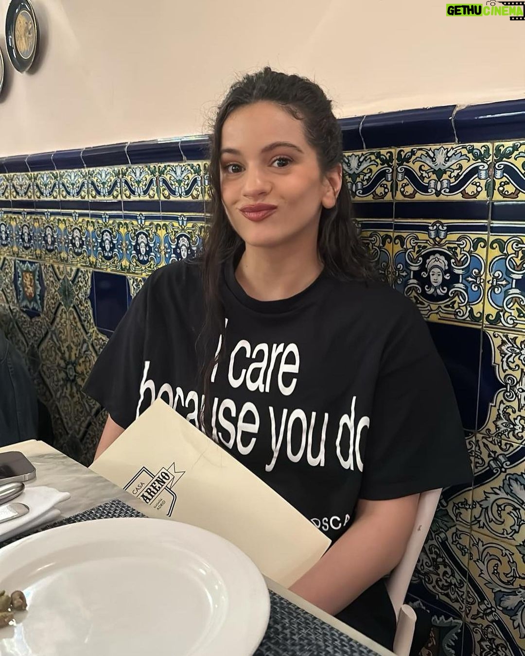 Rosalía Instagram - MADRID Y PORTO MUCHAS GRACIASssss❤️❤️❤️❤️!!🥹me siento la más bendecida cada vez que os veo🙏 Mucho amor xa todos los que estuvisteis ahi!!!xxxx