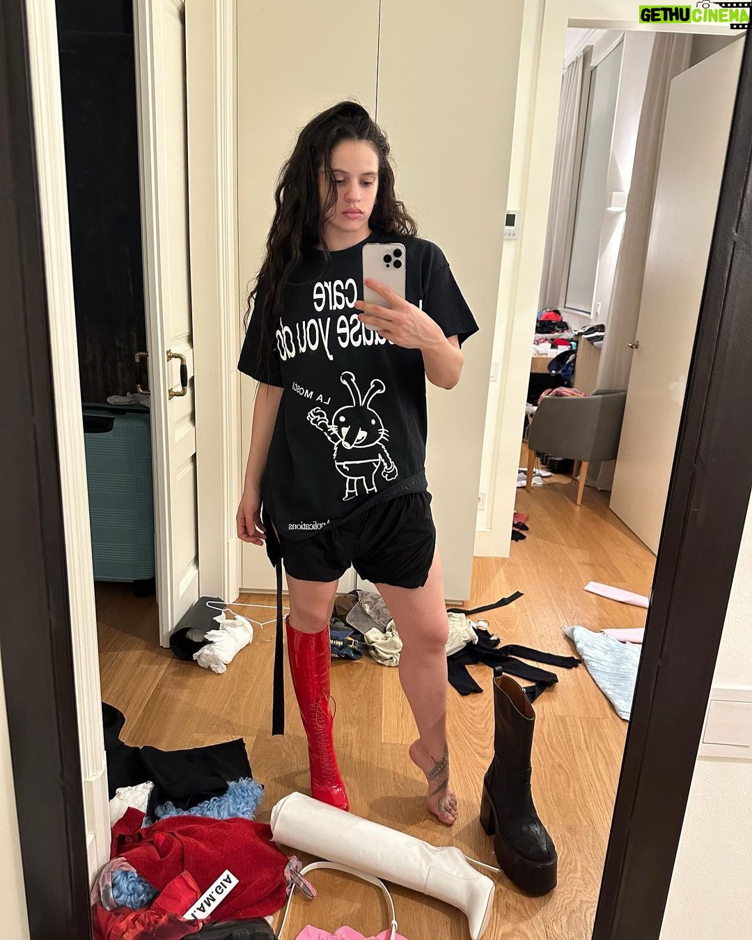 Rosalía Instagram - MADRID Y PORTO MUCHAS GRACIASssss❤️❤️❤️❤️!!🥹me siento la más bendecida cada vez que os veo🙏 Mucho amor xa todos los que estuvisteis ahi!!!xxxx