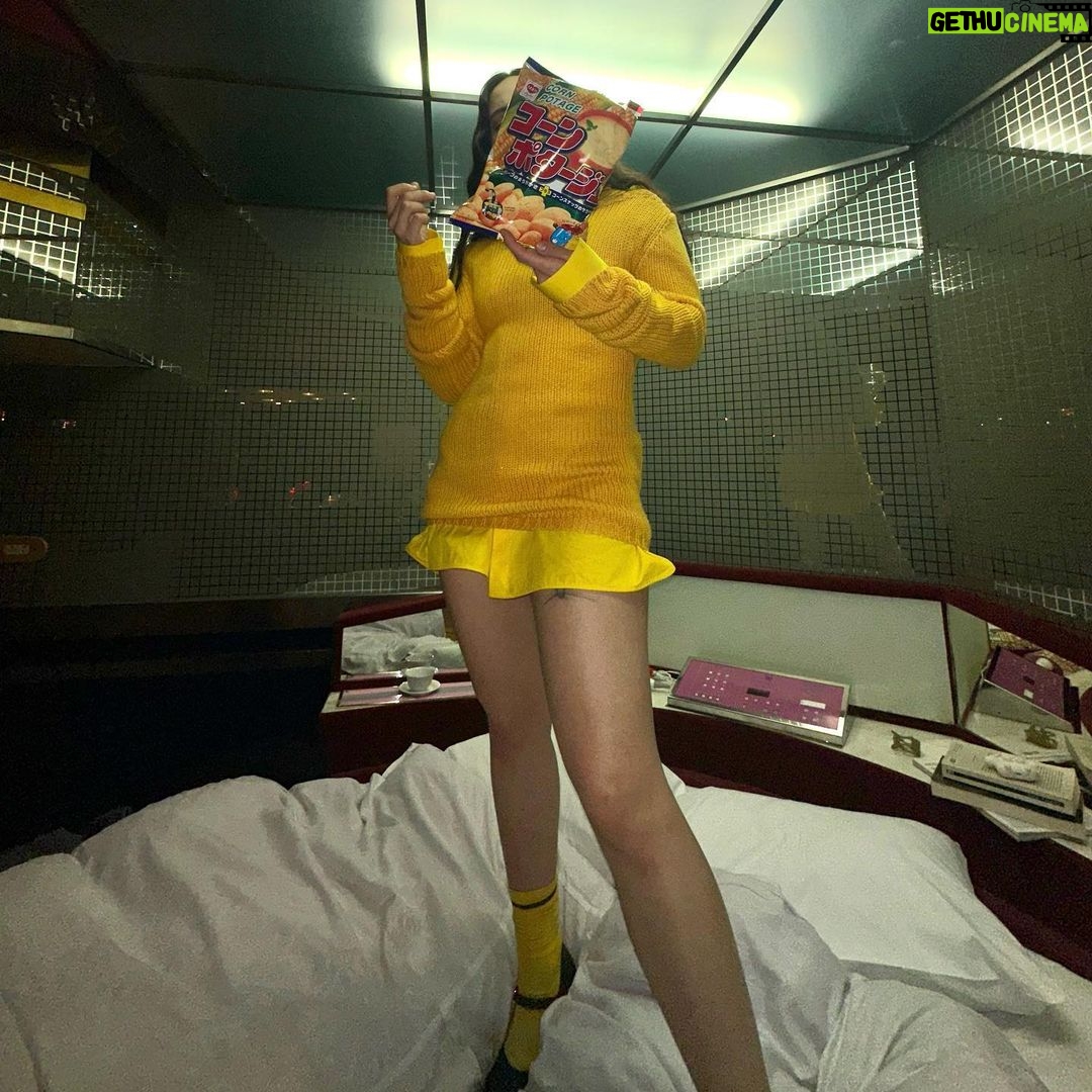 Rosalía Instagram - Hace unas semanas que volví a Tokyo para rodar el video de TUYA y xk esta ciudad me tiene enamora💛TUYA SALE ESTE JUEVES DIA 8 alas 00:00 ESPAÑA, 3:00 pm LA, 4pm MÉXICO y 6pm NY ME MUEROOO Tokyo,Japan