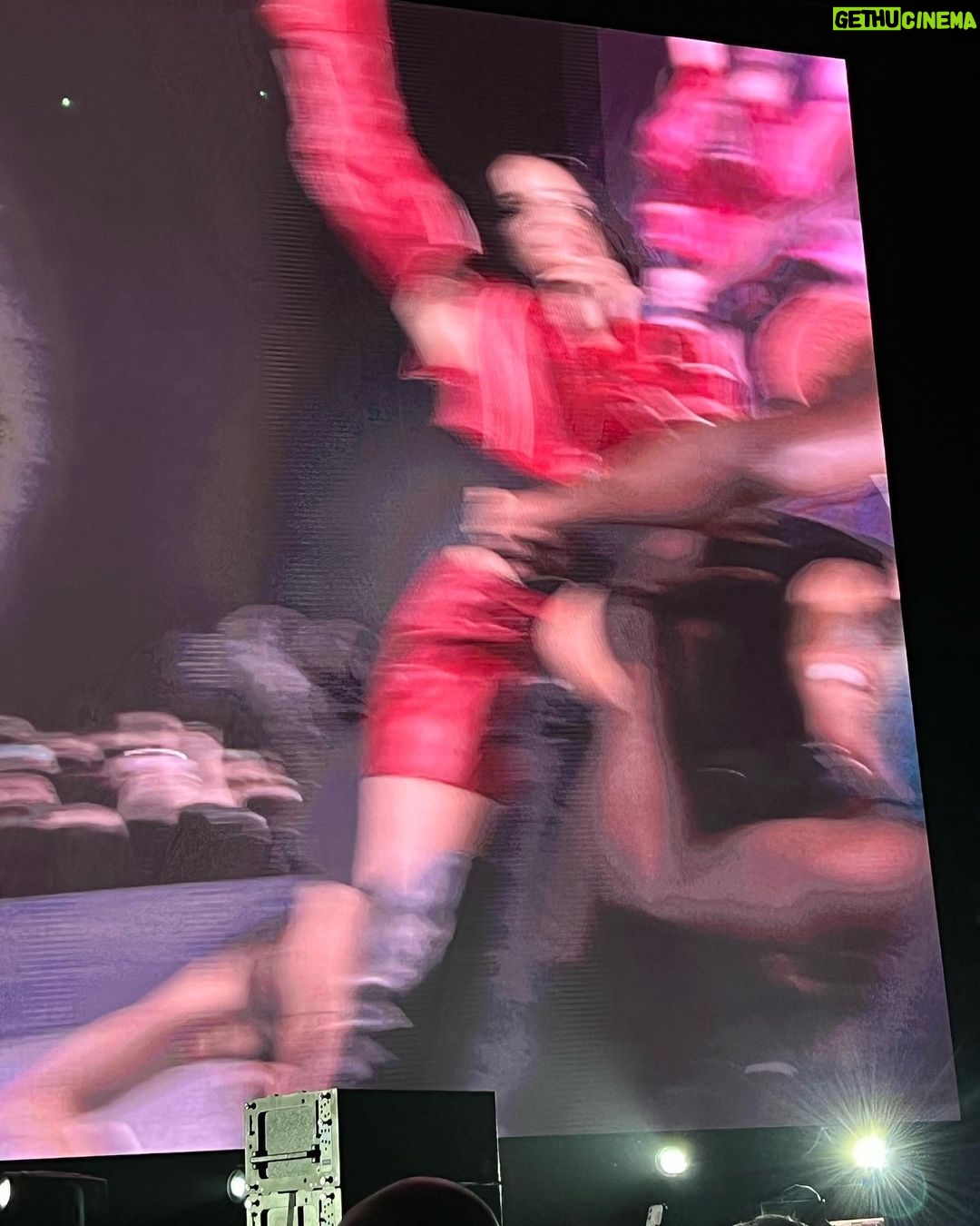 Rosalía Instagram - Que solo quedan 13 conciertos de Motomami???!?????? Madrid, España