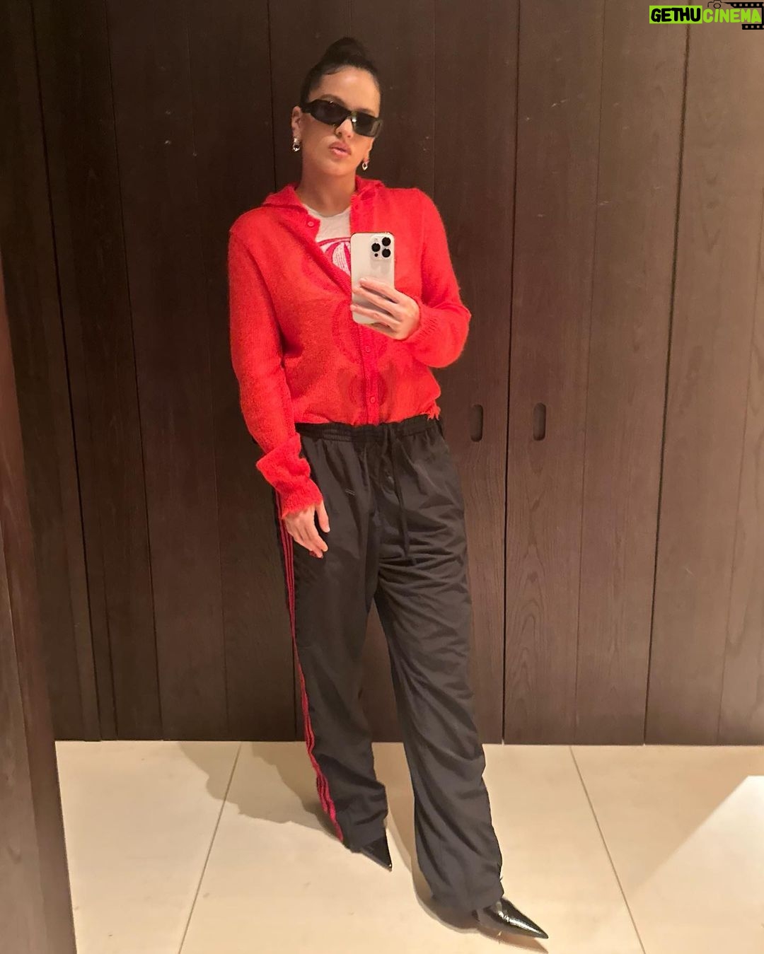 Rosalía Instagram - Que solo quedan 13 conciertos de Motomami???!?????? Madrid, España