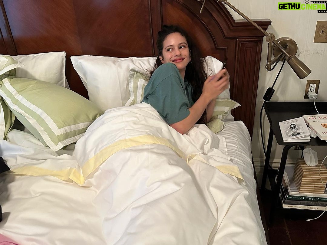 Rosalía Instagram - Proposito del año: ultimo sigarrito del año. FELIZ 2024 CARISSS GRACIAS A TODOS X ESTAR AHÍ SIEMPRE❤️🔥