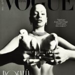 Rosalía Instagram - 🖤Rosalía🖤Vogue🖤 Si hay una estrella capaz de fascinar y movilizar a una audiencia a escala global hoy, es @rosalia.vt. La artista nos muestra una faceta diferente en la portada de #VogueNoviembre, entrevistada por @penelopecruzoficial en una conversación única sobre el éxito, la fama y el arte. {Rosalía lleva pendientes, collar y anillos, todo de @cartier} 💌 El número de noviembre de Vogue España se pone a la venta el próximo martes, 24 de octubre {Puedes leer la entrevista completa en el link de la bio de @voguespain} ▪️Fotografía y estilismo: @katieburnett__ ▪️Head of Content: @ineslorenzo ▪️Global Creative Director: @juancp ▪️Maquillaje: @anatakahashiii ▪️Peluquería: @jesushair ▪️Manicura: @beatrice_eni ▪️Atrezo: @sophear_van ▪️Producción: @lottiprojects ▪️Director de movimiento: @yagamoto ▪️Iluminación: @christiannbragg ▪️Visual director: @elizabeth__yo ▪️Talent Manager: @ingridelapuente ▪️Global Visual Director: @jillcaytan *Los animales de este reportaje estuvieron atendidos en todo momento por un cuidador especializado y el trabajo con ellos se hizo respetando los estándares adecuados*