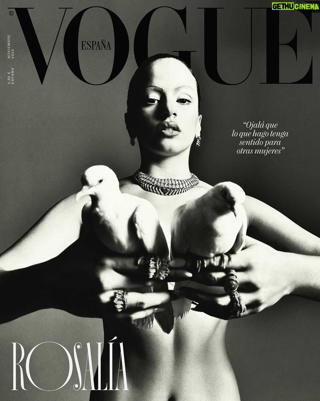 Rosalía Instagram - 🖤Rosalía🖤Vogue🖤 Si hay una estrella capaz de fascinar y movilizar a una audiencia a escala global hoy, es @rosalia.vt. La artista nos muestra una faceta diferente en la portada de #VogueNoviembre, entrevistada por @penelopecruzoficial en una conversación única sobre el éxito, la fama y el arte. {Rosalía lleva pendientes, collar y anillos, todo de @cartier} 💌 El número de noviembre de Vogue España se pone a la venta el próximo martes, 24 de octubre {Puedes leer la entrevista completa en el link de la bio de @voguespain} ▪️Fotografía y estilismo: @katieburnett__ ▪️Head of Content: @ineslorenzo ▪️Global Creative Director: @juancp ▪️Maquillaje: @anatakahashiii ▪️Peluquería: @jesushair ▪️Manicura: @beatrice_eni ▪️Atrezo: @sophear_van ▪️Producción: @lottiprojects ▪️Director de movimiento: @yagamoto ▪️Iluminación: @christiannbragg ▪️Visual director: @elizabeth__yo ▪️Talent Manager: @ingridelapuente ▪️Global Visual Director: @jillcaytan *Los animales de este reportaje estuvieron atendidos en todo momento por un cuidador especializado y el trabajo con ellos se hizo respetando los estándares adecuados*