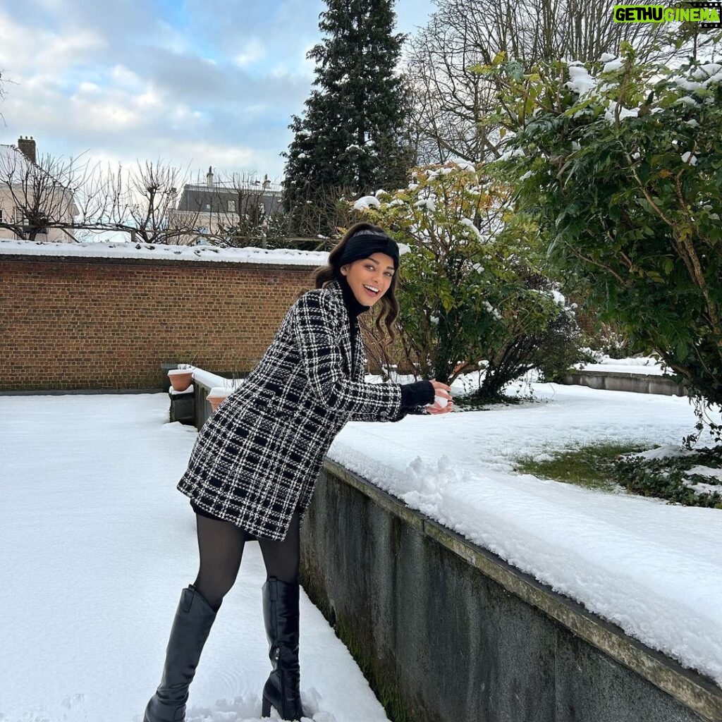 Rosanna Jegorel Instagram - Let it snow 🤍✨ (Swipe si tu veux voir une photo de moi et mon mec)
