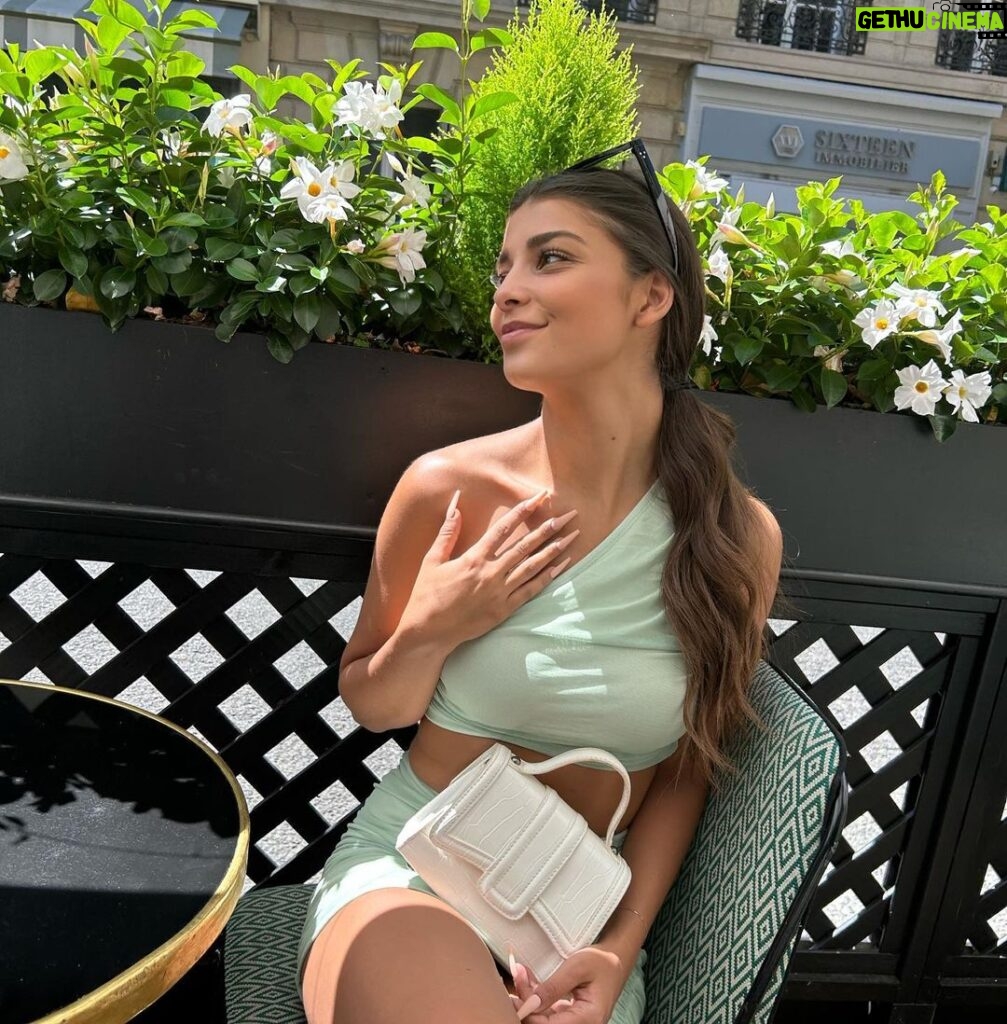 Rosanna Jegorel Instagram - Gros sourire sur la green card 🤪 Place Victor-Hugo