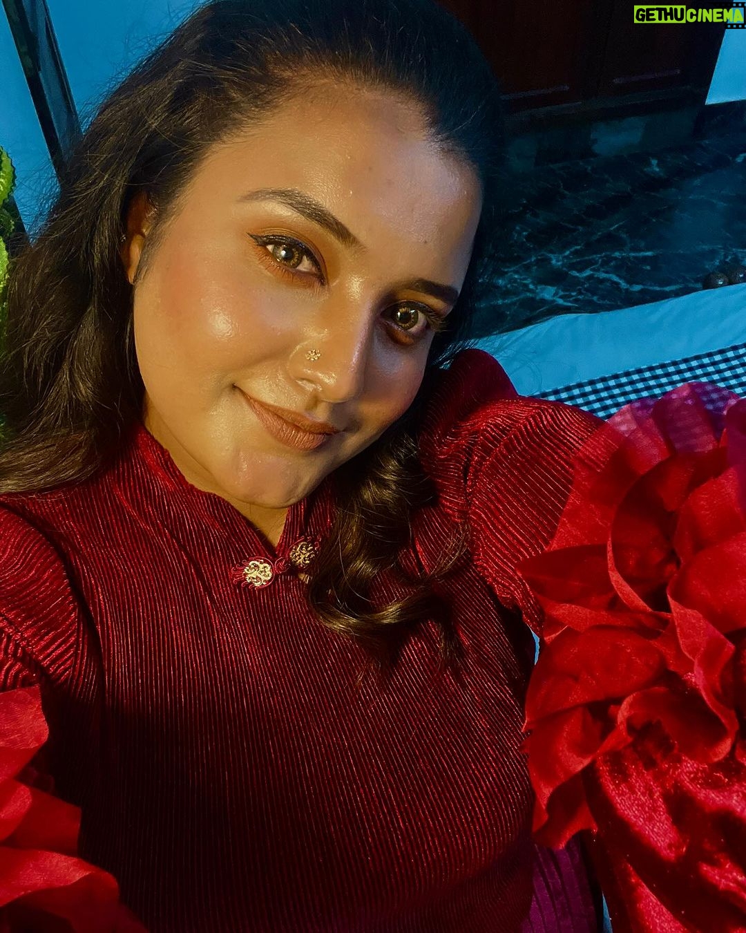 Roshna Ann Roy Instagram - “Cheers to a new year and another chance for us to get it right.”❤️😊 .. 👍🏻 Happy New Year everyone 🩷❤️