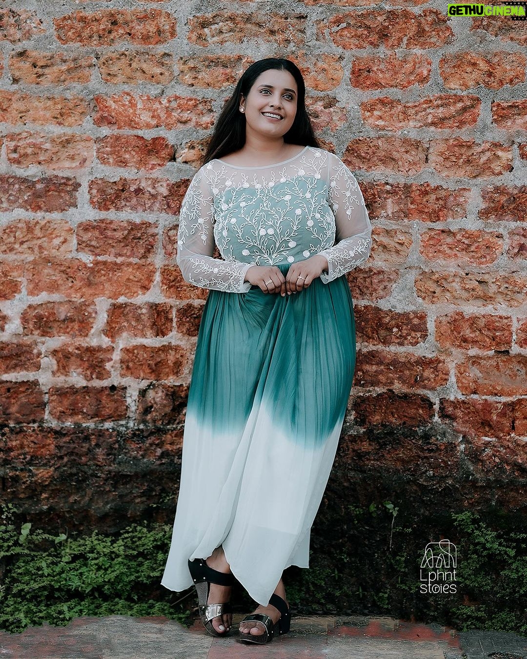 Roshna Ann Roy Instagram - “Jingle all the way to great deals!” ❤️🫶🏼 “A touch of elegance for any occasion.” 🌲♥️🌲♥️🌲♥️🌲♥️🌲♥️🌲♥️ our Christmas collections here !!!! ♥️ #worldwideshipping DM to placing the order ♥️ @lphntstories.by.roshna 🐘 Our terms * You would like to make a customised order ,head to our store or you can place your order via whatsup no :7994445358 or insta page : @lphntstories.by.roshna * we are open from Monday to Saturday 10 am to 6.30 pm . ! * For any enquiries please feel free to contact us on our official number * Dispatched in 10 to 15 working days . * online customisation is available ,the order status will be updated regularly * All the pictures and vedios are 100% original , our product colour may slightly vary due to individual display settings .! * No refund or exchange and no COD * sizes : S to 5 XL * worldwide shipping available .! #lphntstories #worldwide #clothingbrand #mycostumedesign #lphntcostumes #cheistmasdress #christmascostume #xmascostume #xmas2023 #christmas #design #christmasdesign #xmasclothes #christmaskerala