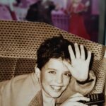 Ruben Madureira Instagram - O menino de 1994 a influenciar-se através dos filmes na sala dos pais, longe de saber que em 2020 estaria a acenar de cima de um palco para o seu próprio país. Os anos passam e eu não consigo ver um menino diferente no espelho. Hoje é Domingo estou em Beja em digressão e sou muito feliz. 🙌🎩 (Foto do meu tio João)❤