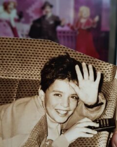Ruben Madureira Instagram - O menino de 1994 a influenciar-se através dos filmes na sala dos pais, longe de saber que em 2020 estaria a acenar de cima de um palco para o seu próprio país. Os anos passam e eu não consigo ver um menino diferente no espelho. Hoje é Domingo estou em Beja em digressão e sou muito feliz. 🙌🎩 (Foto do meu tio João)❤