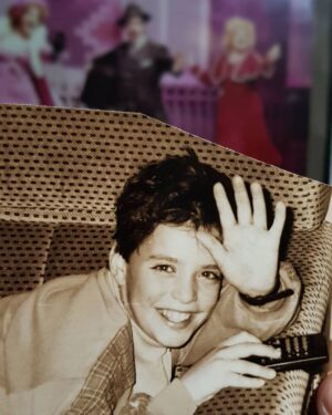 Ruben Madureira Instagram - O menino de 1994 a influenciar-se através dos filmes na sala dos pais,  longe de saber que em 2020 estaria a acenar de cima de um palco para o seu próprio país.
Os anos passam e eu não consigo ver um menino diferente no espelho. 
Hoje é Domingo estou em Beja em digressão e sou muito feliz. 🙌🎩 (Foto do meu tio João)❤