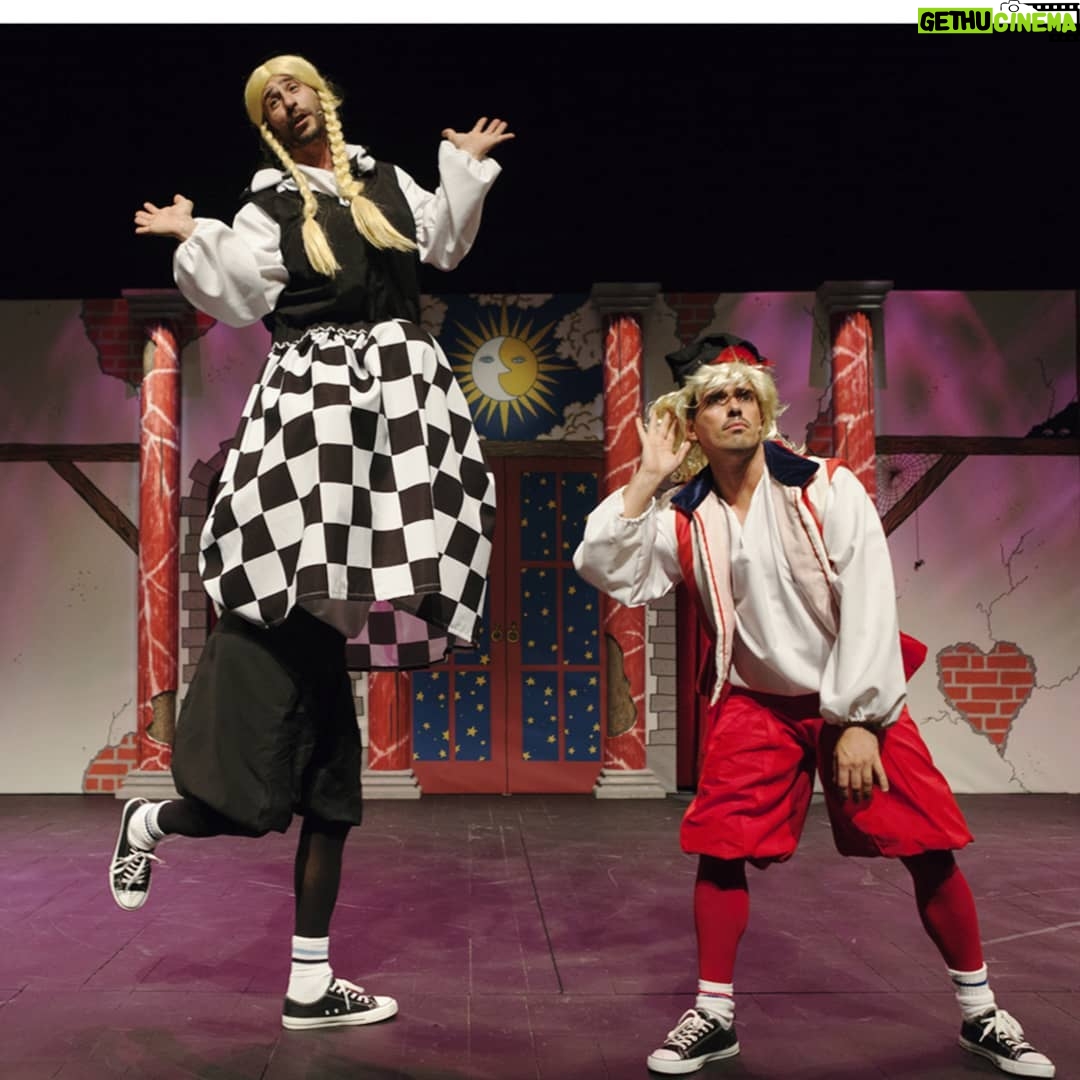 Ruben Madureira Instagram - Estreia!! 🎩 Estamos prontos para falar sobre Shakeapeare a miúdos e graúdos! Venham ficar mais burr.....inteligentes ,inteligentes. 🎭 #sissiruben #AsObrasCompletasdeWilliamShakespeareem97Minutos #uau Foto: @miguel__bartolomeu