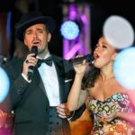 Ruben Madureira Instagram – HΓ‘ dias inesquecΓveis !!
LacrΓ‘mos a certeza deste caminho ao ver a paixΓ£o de mais de 300 jovens mΓΊsicos que decidiram entregar seus puros coraΓ§Γ΅es Γ mΓΊsica.
O FMJ abriu espaΓ§o para uma fusΓ£o pouco provΓ‘vel que nenhuma fotografia ou vΓdeo terΓ‘ conseguido captar.
Trago o privilΓ©gio de ter visto Ponte de Sor e a Aula Magna completamente vibrantes,trago amigos que veem aquilo que eu vejo e a mais bela Princesa sempre ao meu lado π». Obrigado a todos.
HΓ‘ dias inesquecΓveis. π©
#sissiruben
#music
#loveislove
#fmjsempre
#festivalmΓΊsicajunior