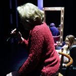 Ruben Madureira Instagram - Hoje na @rtppt recordamos "Simone o musical" Eu recordo o disparate que disse antes de tirarmos esta foto, e os testes de som que ela fazia antes de cada show que ecoavam em nós como se nunca mais pudesse cantar na vida. Muitas saudades desta família. ❤🎩 #simoneomusical #rtp @uauprodutora