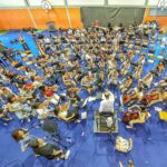 Ruben Madureira Instagram – Há dias inesquecíveis !!
Lacrámos a certeza deste caminho ao ver a paixão de mais de 300 jovens músicos que decidiram entregar seus puros corações à música.
O FMJ abriu espaço para uma fusão pouco provável que nenhuma fotografia ou vídeo terá conseguido captar.
Trago o privilégio de ter visto Ponte de Sor e a Aula Magna completamente vibrantes,trago amigos que veem aquilo que eu vejo e a mais bela Princesa sempre ao meu lado 🌻. Obrigado a todos.
Há dias inesquecíveis. 🎩
#sissiruben
#music
#loveislove
#fmjsempre
#festivalmúsicajunior