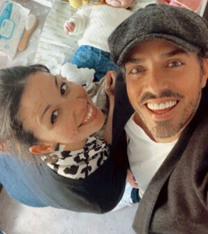 Ruben Madureira Instagram - 40 anos?! 
E a vida passa.
O inimaginável continua a presentear-me com uma vontade sem precedentes de viver mais e mais e mais, no entanto sinto que sempre serei o menino curioso que muitos sonhos tem por realizar. 
Tenho alguns amigos, muito bons ,tenho uma família inacreditável que nos apoia em tudo tenho a cadela mais bonita e meiga de todas tenho uma filha que nem nos nossos sonhos poderia existir e  tenho a sorte de um dia ter cruzado esta sensação real química com a mulher mais próxima da perfeição que alguma vez poderia desejar nesta caminhada.
Sissi meu amor, obrigado, aguentas mais 40?🖤🤍

#parabens 
#birthdayboy 
#mygirl 
#filf 
#birthday 🎂