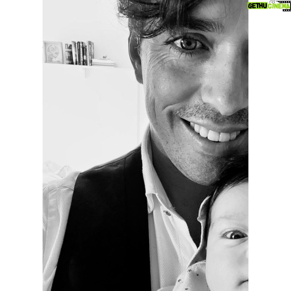 Ruben Madureira Instagram - Ando aqui à procura de frases lindas e todas dizem que as filhas amam muito o Pai . A minha filha é perfeita. Já bloqueei a Sissi pra nem ver este post. #sissiruben #alma #filf