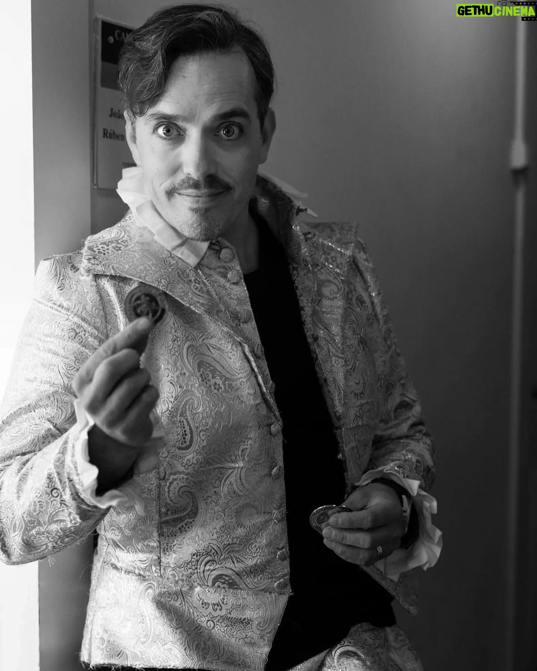 Ruben Madureira Instagram - “I remain just one thing, and one thing only - and that is a clown. It places me on a far higher plane than any politician.” 1- Eu e o BoBO 2- O BoBO 3 - Fim Bastidores da “Noite de Reis” para a revista A Magazine. Obrigado @joaobettencourtbacelar @susanajacobetty Maria (Link nas stories) Coimbra e Loulé, até já. @ricardo_neves_neves @teatro_do_electrico @teatrodatrindade