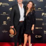 Ruben Madureira Instagram - 1 e 2 -Prémios Sophia 2022 , de pijama e chinelo 3 e 4 - Papá e mamã à civil Style @academiaportuguesadecinema 🖤 #depijamaéquetoubem #sissiruben Casino Estoril