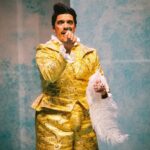 Ruben Madureira Instagram - É uma pena uma moeda e o Bobo que está vesgo de feliz ! Chuack ! #withadildo #inchaçoreal #elvisatéchora #éumapena #ancasrotunda 📸: @estellevalentephotography NOITE DE REIS de William Shakespeare, com encenação de Ricardo Neves-Neves. Até 19 Março no Teatro da Trindade. Com Adriano Luz, António Ignês, Cristóvão Campos, Dennis Correia, João Tempera, José Leite, Luís Aleluia, Manuel Marques, Marco Delgado, Rafael Gomes, Renato Godinho, Ruben Madureira e eu. Direcção musical: Mrika Sefa. Ensemble: Ana Cláudia Santos, Eliana Lima, Filipa Portela, Helena Silva, Isabel Cruz Fernandes, Beatris Ventura, Juliana Campos, Madalena Rato, Mrika Sefa, Rita Nunes, Nádia Anjos, Sofia Gomes, Teresa Soares, Rita Carolina Silva. Figurinos: Rafaela Mapril (com Elisabete Guerreiro & Lea Managil e Marisa Fernandes). Cenografia: Ana Paula Rocha (com Carolina Mendes e Ricardo Varela). Desenho de luz: Cristina Piedade. Coreografia: Rita Spider. Maquilhagem e caracterização: Dennis Correia (com Marco Santos). Sonoplastia: Sérgio Delgado. Comunicação e assessoria de imprensa TdE: Mafalda Simões (com Ana Caetano). Produção Culturproject: Nuno Pratas. Assistente produção/figurinos TdE: Eliana Lima.
