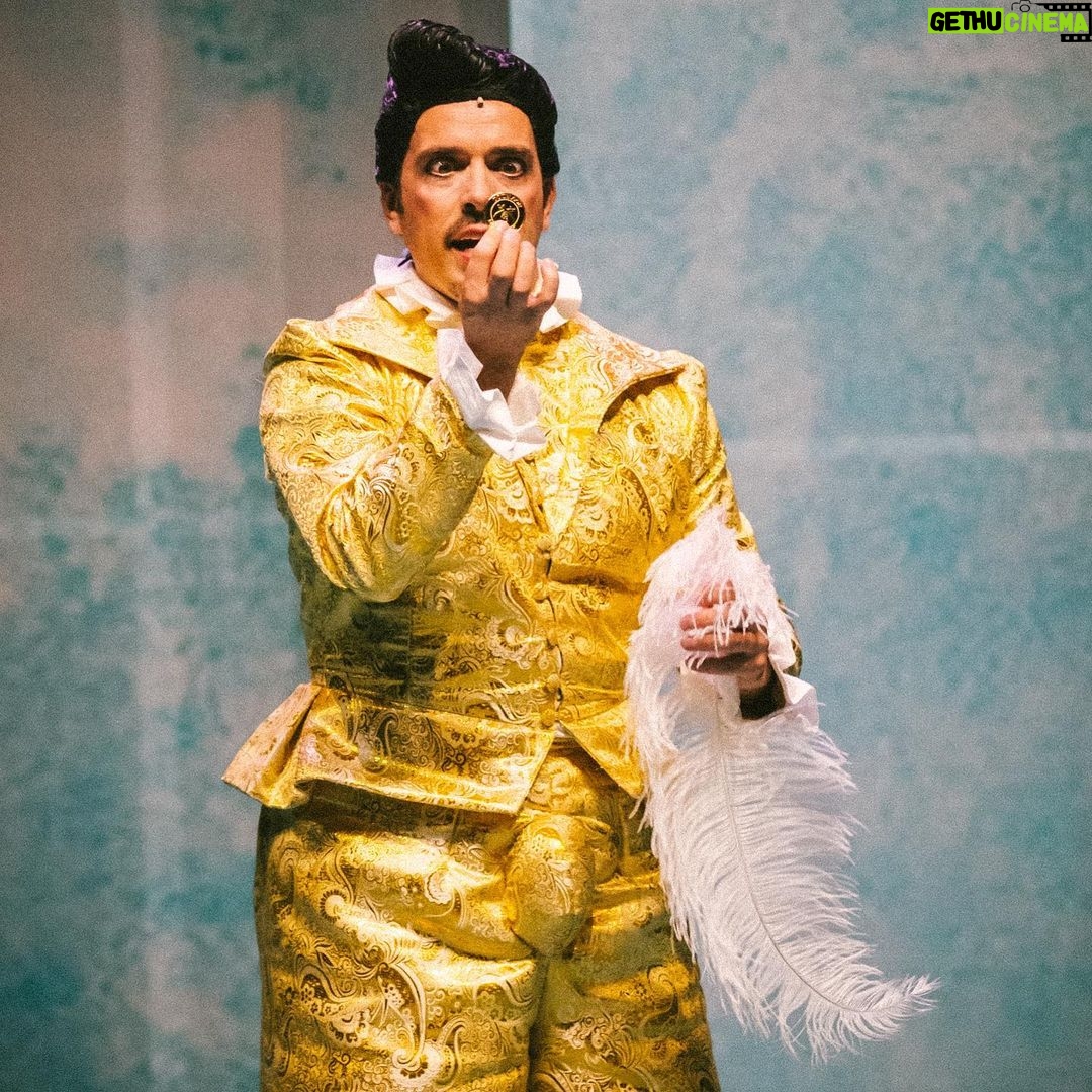 Ruben Madureira Instagram - É uma pena uma moeda e o Bobo que está vesgo de feliz ! Chuack ! #withadildo #inchaçoreal #elvisatéchora #éumapena #ancasrotunda 📸: @estellevalentephotography NOITE DE REIS de William Shakespeare, com encenação de Ricardo Neves-Neves. Até 19 Março no Teatro da Trindade. Com Adriano Luz, António Ignês, Cristóvão Campos, Dennis Correia, João Tempera, José Leite, Luís Aleluia, Manuel Marques, Marco Delgado, Rafael Gomes, Renato Godinho, Ruben Madureira e eu. Direcção musical: Mrika Sefa. Ensemble: Ana Cláudia Santos, Eliana Lima, Filipa Portela, Helena Silva, Isabel Cruz Fernandes, Beatris Ventura, Juliana Campos, Madalena Rato, Mrika Sefa, Rita Nunes, Nádia Anjos, Sofia Gomes, Teresa Soares, Rita Carolina Silva. Figurinos: Rafaela Mapril (com Elisabete Guerreiro & Lea Managil e Marisa Fernandes). Cenografia: Ana Paula Rocha (com Carolina Mendes e Ricardo Varela). Desenho de luz: Cristina Piedade. Coreografia: Rita Spider. Maquilhagem e caracterização: Dennis Correia (com Marco Santos). Sonoplastia: Sérgio Delgado. Comunicação e assessoria de imprensa TdE: Mafalda Simões (com Ana Caetano). Produção Culturproject: Nuno Pratas. Assistente produção/figurinos TdE: Eliana Lima.