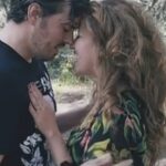 Ruben Madureira Instagram - Não vejo a minha família há 2 meses e pouco . "EM BREVE", é um segmento musical escrito e realizado por Filipe Homem Fonseca onde Ricardo e Susana expressam cantando as dificuldades que têm sentido em manter a relação à distância, e à esperança irredutível que têm de que um dia estarão de novo juntos. É o que faço quando penso na minha família, fecho os olhos e abraço-os com todo a amor que tenho em mim e por isso este "Em Breve " é dedicado à minha família que tanto anseio abraçar. "O Mundo Não Acaba Assim" é uma série criada, escrita e realizada por Artur Ribeiro, @salvoerro , @luisfilipeborges , @nmnduarte e por Tiago R. Santos. A produção é da @tavolaredondaproducoes com exibição na RTP1. @rtppt Arranjos musicais: @bigweirdbox ❤🤘🏻