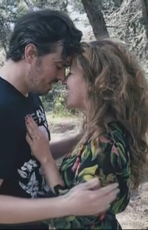 Ruben Madureira Instagram - Não vejo a minha família há 2 meses e pouco . "EM BREVE", é um segmento musical escrito e realizado por Filipe Homem Fonseca onde Ricardo e Susana expressam cantando as dificuldades que têm sentido em manter a relação à distância, e à esperança irredutível que têm de que um dia estarão de novo juntos. 
É o que faço quando penso na minha família, fecho os olhos e abraço-os com todo a amor que tenho em mim e por isso este "Em Breve " é dedicado à minha família que tanto anseio abraçar. "O Mundo Não Acaba Assim" é uma série criada, escrita e realizada por Artur Ribeiro, @salvoerro , @luisfilipeborges , @nmnduarte e por Tiago R. Santos. 
A produção é da @tavolaredondaproducoes com exibição na RTP1. @rtppt

Arranjos musicais: @bigweirdbox ❤🤘🏻