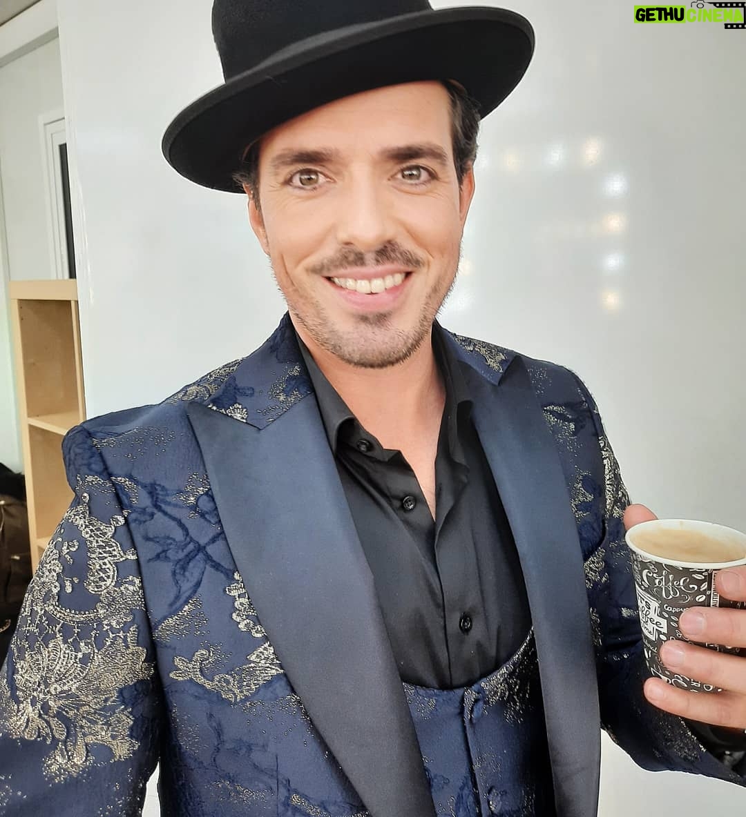 Ruben Madureira Instagram - Café para começar bem a semana! ☕ E uma Sissi para eu estar todas as semanas feliz. 🌻🎩 #dancacomasestrelas #work #loveislove #dancingwiththestars #me #dance #singer
