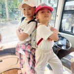Ruben Onsu Instagram - Thania : Ayah fotoin Thania : cici ayo foto kayak di film Sherina 😂 Thalia : iya nia hahahahaha dan Thania lagi seneng kalau di rumah kalau dipanggil sherina hahaha dan Cici juga Thania hafal semua adegan di film sherina hahahhaahaha itu cerita terbaru mereka ya 🤍 . #rubenonsu #bensu #realbensu #justruben #jalani_nikmati_syukuri #janganlupabahagia #senyuminaja #rezekigakketuker