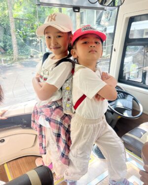 Ruben Onsu Instagram - Thania : Ayah fotoin 
Thania : cici ayo foto kayak di film Sherina 😂
Thalia : iya nia 

hahahahaha dan Thania lagi seneng kalau di rumah kalau dipanggil sherina hahaha dan Cici juga Thania hafal semua adegan di film sherina hahahhaahaha itu cerita terbaru mereka ya 🤍
.
#rubenonsu #bensu #realbensu #justruben #jalani_nikmati_syukuri #janganlupabahagia #senyuminaja #rezekigakketuker