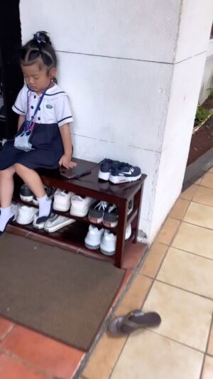 Ruben Onsu Instagram - Siapa yg waktu kecil kalau sekolah gini ??? hehehehe
.
#rubenonsu #bensu #realbensu #justruben #jalani_nikmati_syukuri #janganlupabahagia #senyuminaja #rezekigakketuker