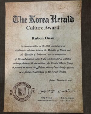 Ruben Onsu Instagram - Kemarin Medapatkan  penghargaan dari 
THE KOREA HERALD CULTURE AWARD 🇮🇩🇰🇷
.
#rubenonsu #bensu #realbensu #justruben #jalani_nikmati_syukuri #janganlupabahagia #senyuminaja #rezekigakketuker
