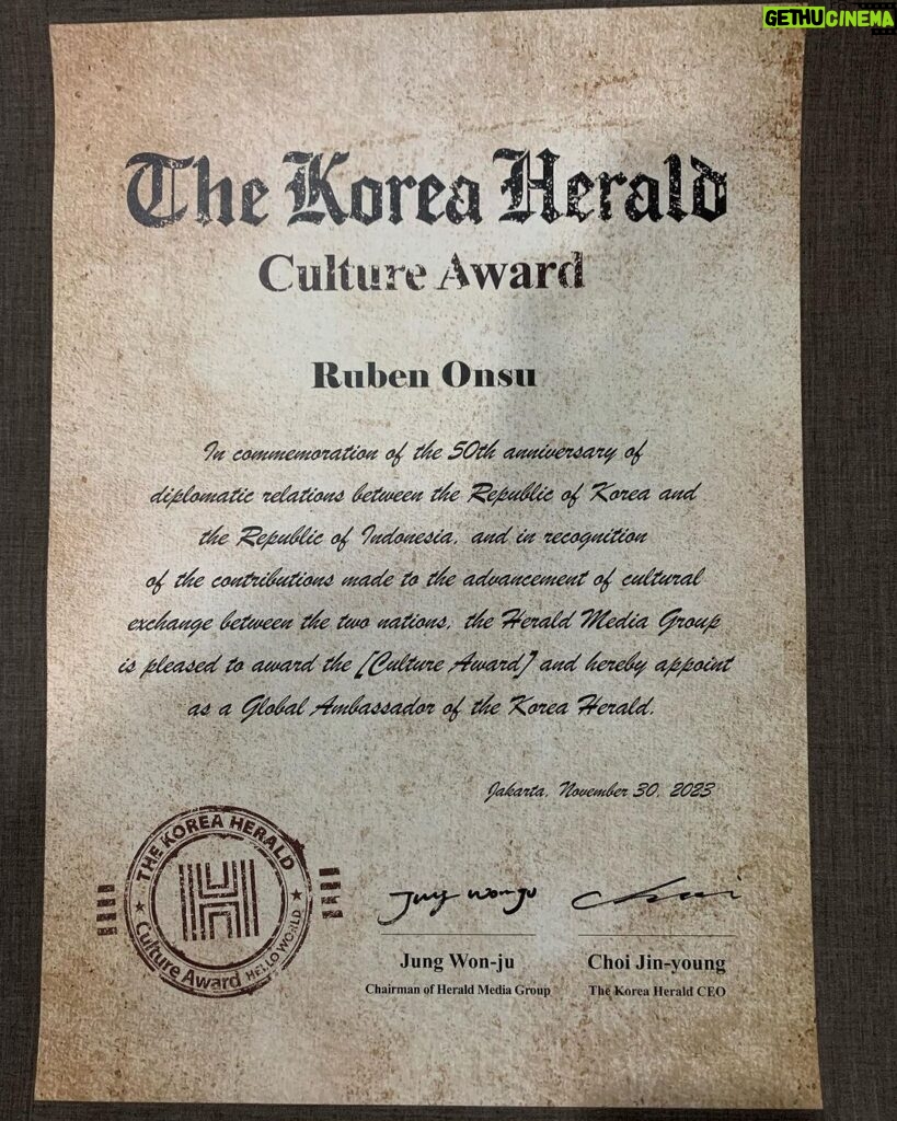 Ruben Onsu Instagram - Kemarin Medapatkan penghargaan dari THE KOREA HERALD CULTURE AWARD 🇮🇩🇰🇷 . #rubenonsu #bensu #realbensu #justruben #jalani_nikmati_syukuri #janganlupabahagia #senyuminaja #rezekigakketuker