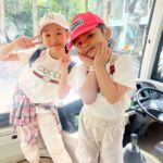 Ruben Onsu Instagram - Thania : Ayah fotoin Thania : cici ayo foto kayak di film Sherina 😂 Thalia : iya nia hahahahaha dan Thania lagi seneng kalau di rumah kalau dipanggil sherina hahaha dan Cici juga Thania hafal semua adegan di film sherina hahahhaahaha itu cerita terbaru mereka ya 🤍 . #rubenonsu #bensu #realbensu #justruben #jalani_nikmati_syukuri #janganlupabahagia #senyuminaja #rezekigakketuker