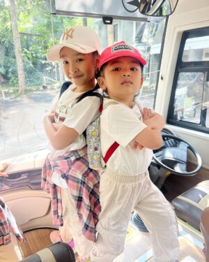 Ruben Onsu Instagram - Thania : Ayah fotoin 
Thania : cici ayo foto kayak di film Sherina 😂
Thalia : iya nia 

hahahahaha dan Thania lagi seneng kalau di rumah kalau dipanggil sherina hahaha dan Cici juga Thania hafal semua adegan di film sherina hahahhaahaha itu cerita terbaru mereka ya 🤍
.
#rubenonsu #bensu #realbensu #justruben #jalani_nikmati_syukuri #janganlupabahagia #senyuminaja #rezekigakketuker