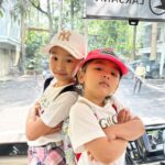 Ruben Onsu Instagram - Thania : Ayah fotoin Thania : cici ayo foto kayak di film Sherina 😂 Thalia : iya nia hahahahaha dan Thania lagi seneng kalau di rumah kalau dipanggil sherina hahaha dan Cici juga Thania hafal semua adegan di film sherina hahahhaahaha itu cerita terbaru mereka ya 🤍 . #rubenonsu #bensu #realbensu #justruben #jalani_nikmati_syukuri #janganlupabahagia #senyuminaja #rezekigakketuker