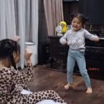 Ruben Onsu Instagram - Bila ingin melihat ikan didalam kolam hahaha @thaniaputrionsu dan cici @thaliaputrionsu yg selalu semangatin adiknya 🤍🤍🤍 gimana ini aunty @ayutingting92 dia bilang kayak aunty ting ting . #rubenonsu #bensu #realbensu #justruben #jalani_nikmati_syukuri #janganlupabahagia #senyuminaja #reze