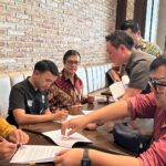 Ruben Onsu Instagram - Memulai langkah baru bersama @bensinovasi.indonesia 🤍 dan kemarin lalu telah resmi berdiri nya PT. BENS INOVASI INDONESIA. semoga dengan langkah baru ini bisa menjadi buah yang sukses nanti nya bersama para UMKM. Ini saatnya kamu membangun BRAND dengan modal yg kecil bersama @bensinovasi.indonesia 🤍🤍🤍🤍🤍