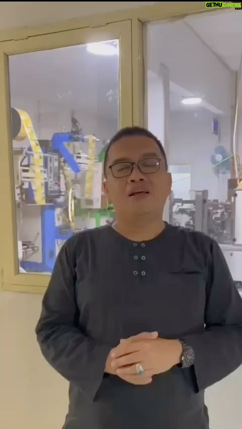 Ruben Onsu Instagram - #Repost @sugarahen Saya Agus dari brand Ahen melalui video ini ingin memberikan tanggapan terkait berita miring yg akhir - akhir ini muncul di permukaan terkait “artis berjulan sembako “ yang seolah - olah merampas rezeki para pelaku UMKM namun itu tidak terjadi dengan kami, masih teringat pesan beliau ketika pertama kali bertemu di villa “tolong selamatkan para pekerja “ dan dari tangan beliau lah merk Ahen menjadi lebih dikenal luas oleh masyarakat terbukti dengan produksi kami jadi lebih meningkat, karyawan saya terus bertambah dan relasi kami dengan UMKM lain seperti petani gula dan beras semakin lebih meluas lagi. Terima kasih @ruben_onsu dan maju terus UMKM Indonesia !