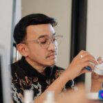 Ruben Onsu Instagram - Setelah melakukan beberapa kali pertemuan dan saya percaya memulai sesuatu yang baru bisa membantu memajukan ekonomi kreatif untuk indonesia, hanya hal ini yg bisa saya lakukan. Bukan di kota besar tapi saya yakin usaha ini bisa menjadi besar dan berkembang, selama mau berusaha 🤍💪 . @bensinovasi.indonesia . #rubenonsu #bensu #realbensu #justruben #jalani_nikmati_syukuri #janganlupabahagia #senyuminaja #rezekigakketuker
