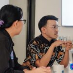 Ruben Onsu Instagram - Setelah melakukan beberapa kali pertemuan dan saya percaya memulai sesuatu yang baru bisa membantu memajukan ekonomi kreatif untuk indonesia, hanya hal ini yg bisa saya lakukan. Bukan di kota besar tapi saya yakin usaha ini bisa menjadi besar dan berkembang, selama mau berusaha 🤍💪 . @bensinovasi.indonesia . #rubenonsu #bensu #realbensu #justruben #jalani_nikmati_syukuri #janganlupabahagia #senyuminaja #rezekigakketuker