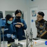 Ruben Onsu Instagram - Setelah melakukan beberapa kali pertemuan dan saya percaya memulai sesuatu yang baru bisa membantu memajukan ekonomi kreatif untuk indonesia, hanya hal ini yg bisa saya lakukan. Bukan di kota besar tapi saya yakin usaha ini bisa menjadi besar dan berkembang, selama mau berusaha 🤍💪 . @bensinovasi.indonesia . #rubenonsu #bensu #realbensu #justruben #jalani_nikmati_syukuri #janganlupabahagia #senyuminaja #rezekigakketuker