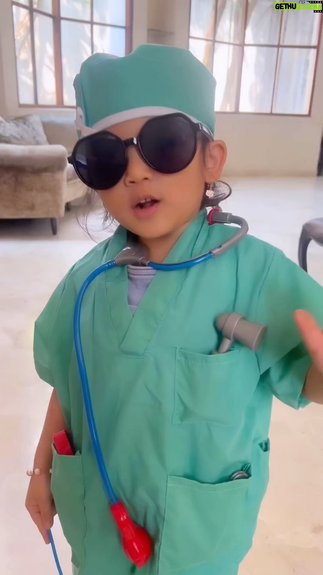 Ruben Onsu Instagram - Hallo bu dokter @thaniaputrionsu 🤍🤍 . #rubenonsu #bensu #realbensu #justruben #jalani_nikmati_syukuri #janganlupabahagia #senyuminaja #rezekigakketuker