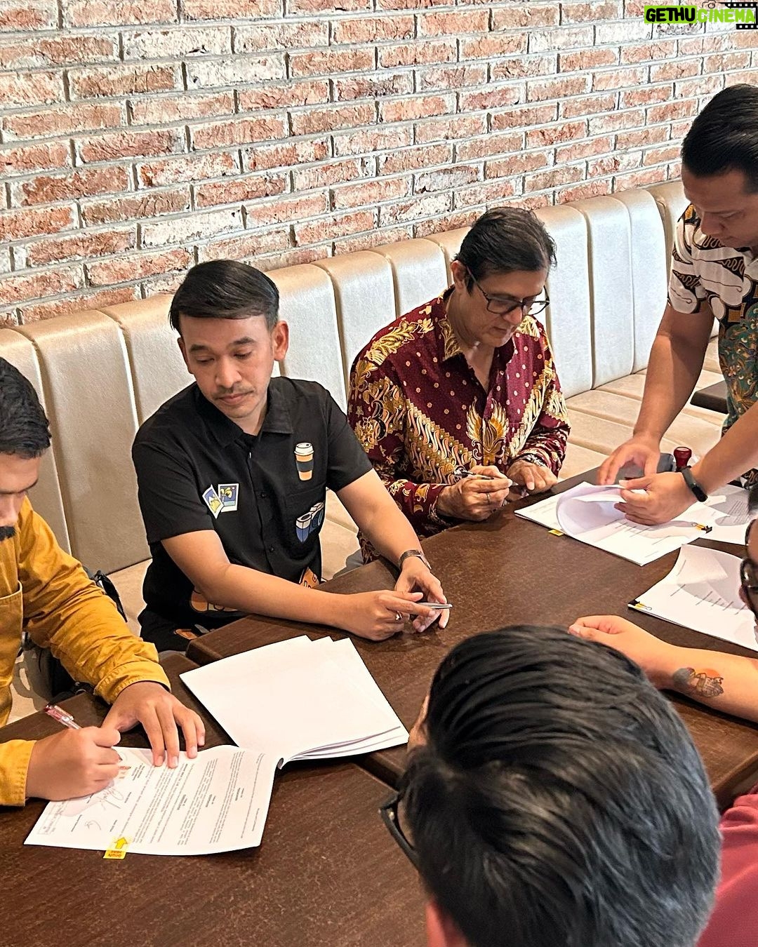 Ruben Onsu Instagram - Memulai langkah baru bersama @bensinovasi.indonesia π€ dan kemarin lalu telah resmi berdiri nya PT. BENS INOVASI INDONESIA. semoga dengan langkah baru ini bisa menjadi buah yang sukses nanti nya bersama para UMKM. Ini saatnya kamu membangun BRAND dengan modal yg kecil bersama @bensinovasi.indonesia π€π€π€π€π€