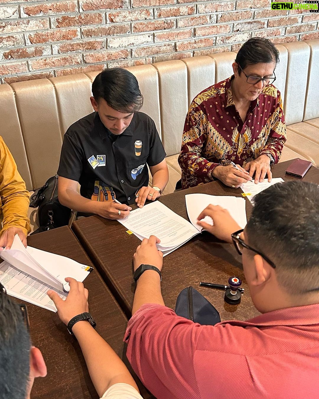 Ruben Onsu Instagram - Memulai langkah baru bersama @bensinovasi.indonesia π€ dan kemarin lalu telah resmi berdiri nya PT. BENS INOVASI INDONESIA. semoga dengan langkah baru ini bisa menjadi buah yang sukses nanti nya bersama para UMKM. Ini saatnya kamu membangun BRAND dengan modal yg kecil bersama @bensinovasi.indonesia π€π€π€π€π€